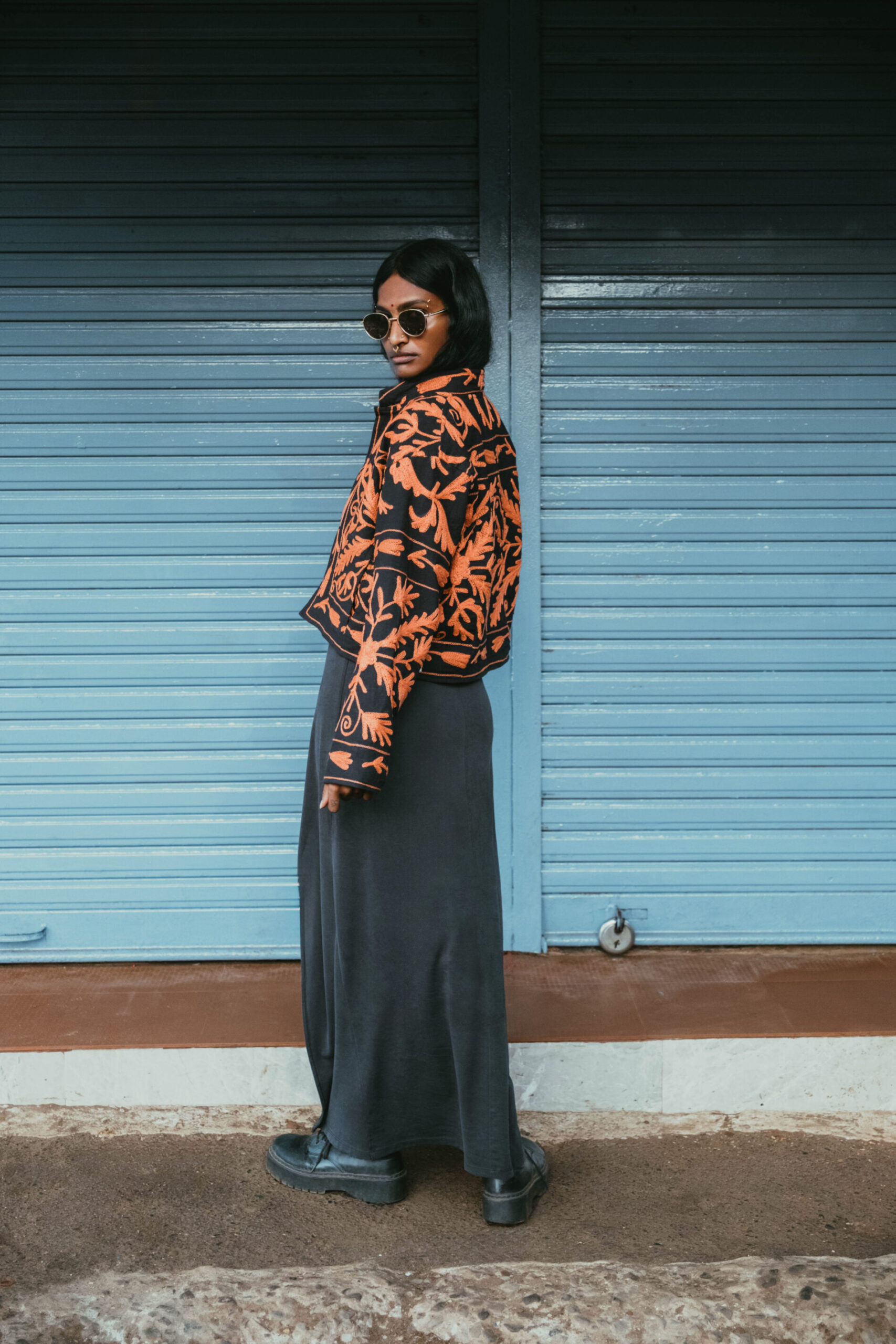 Chaqueta Bordada Reversible – tonos negro naranja - Imagen 3