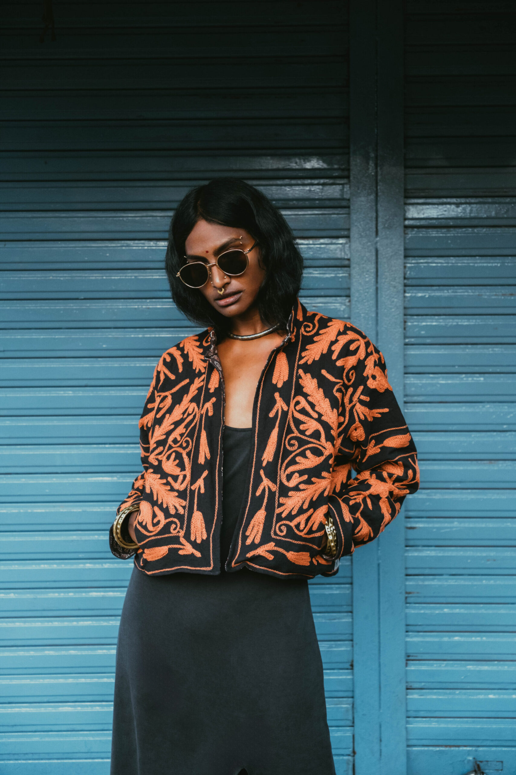 Chaqueta Bordada Reversible – tonos negro naranja